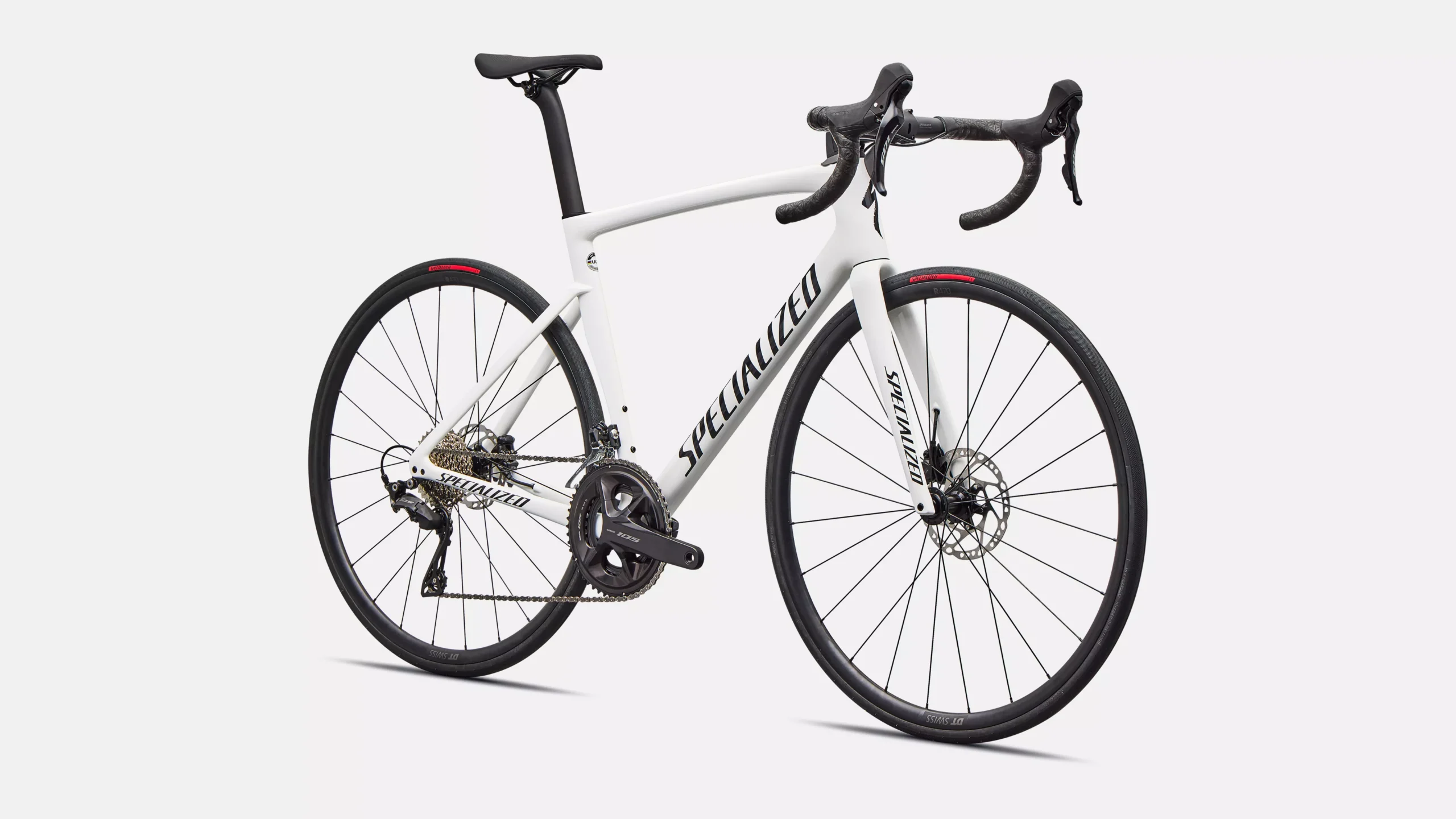 90626-63_TARMAC-SL7-SPORT-WHT-METDKNVY_FDSQ-scaled-1.webp Vélo Tarmac SL7 Sport Shimano 105 – Image 1