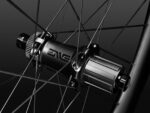 Roues de route en carbone Enve SES 3.4 noires 39/43 mm, compatibles avec freins à disque et tubeless, 2024-2025 – Image 12